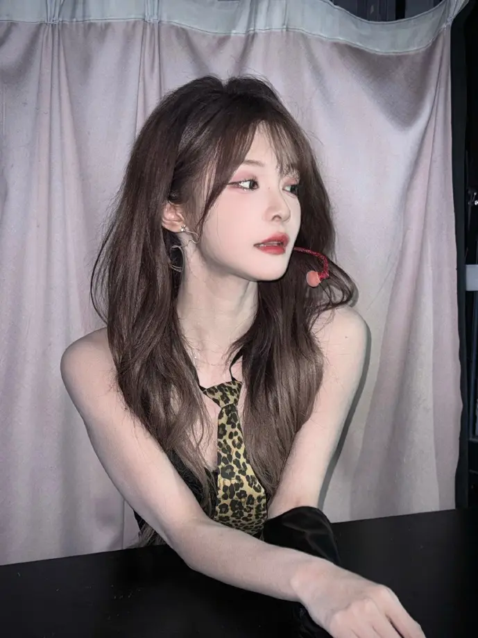 医生查阅临床指南